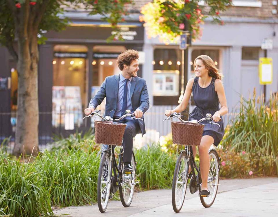 ciudades del futuro pareja al trabajo en bicicleta